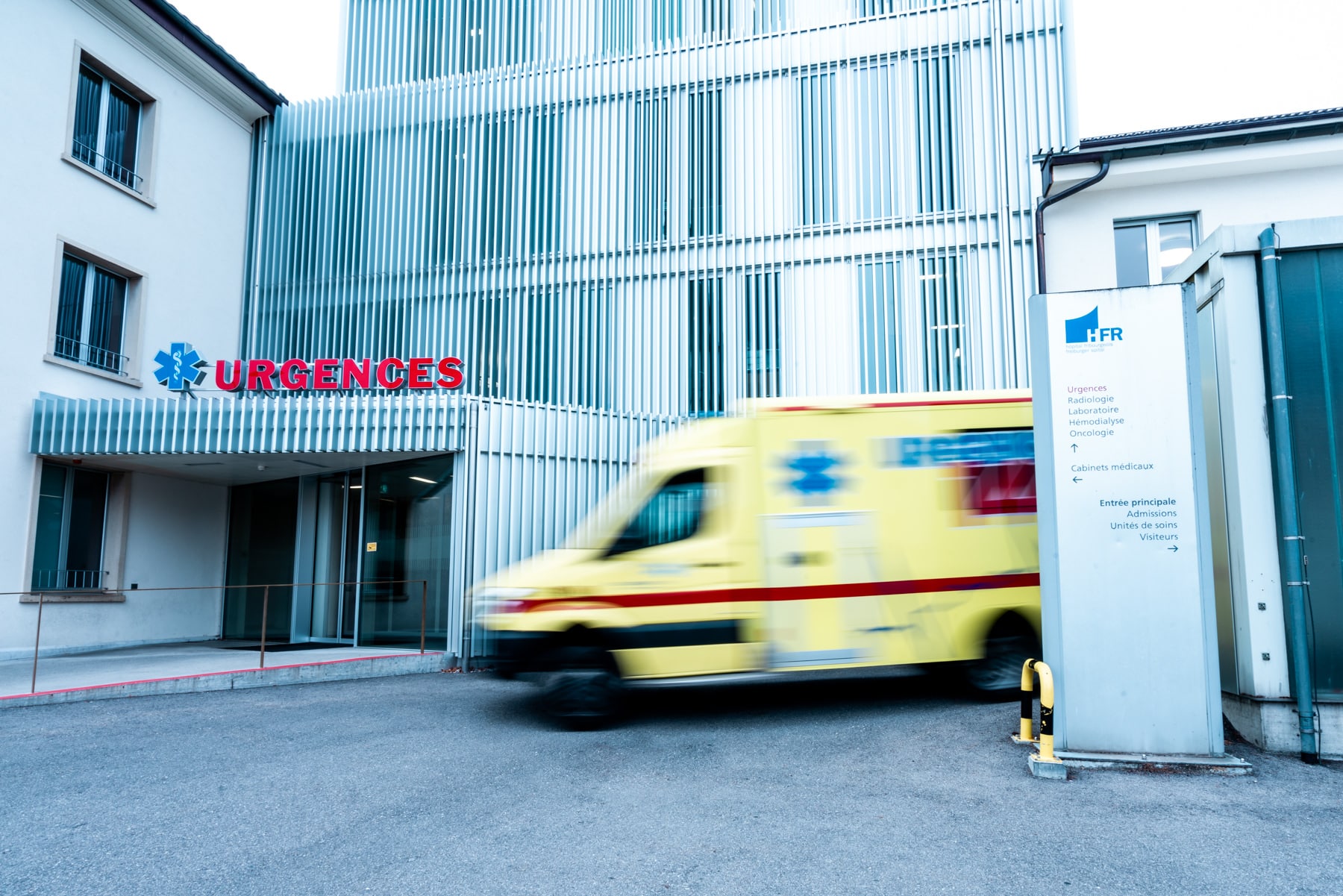 Ambulance arrivant aux urgences de l'HFR